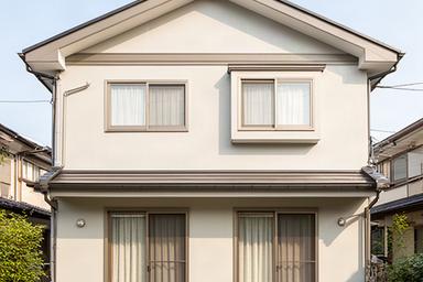 ひび割れ補修と遮熱塗装を終えた戸建て外壁、明るいグレージュの仕上がり
