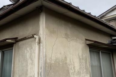 築30年の戸建て外壁、細かなひび割れと色あせが見える施工前