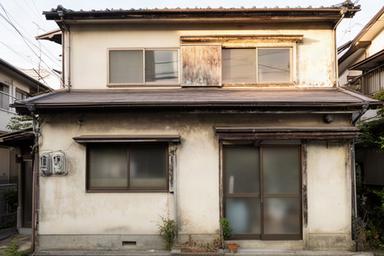 色あせた戸建て外壁と古い付帯部、施工前の住宅外観