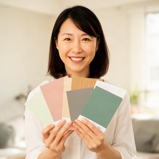 内装提案を行う女性スタッフが色見本を手にする様子