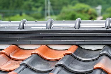 棟板金交換と瓦差し替えを終えた築40年住宅の屋根
