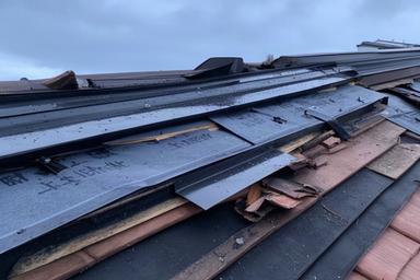 台風で棟板金が外れ防水部分が露出した住宅屋根の修理前